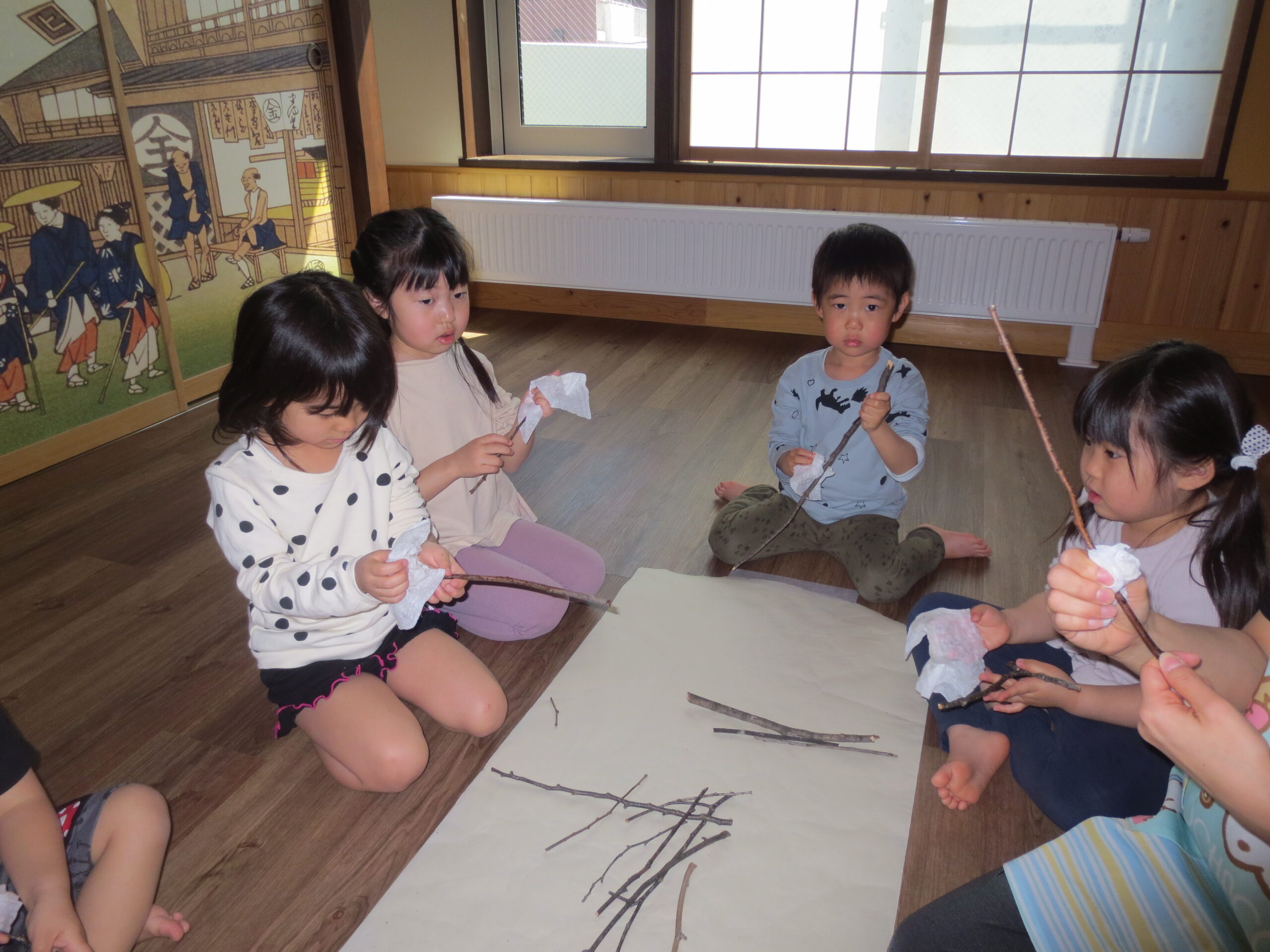 南の沢保育園　木の枝に触れてみよう！！