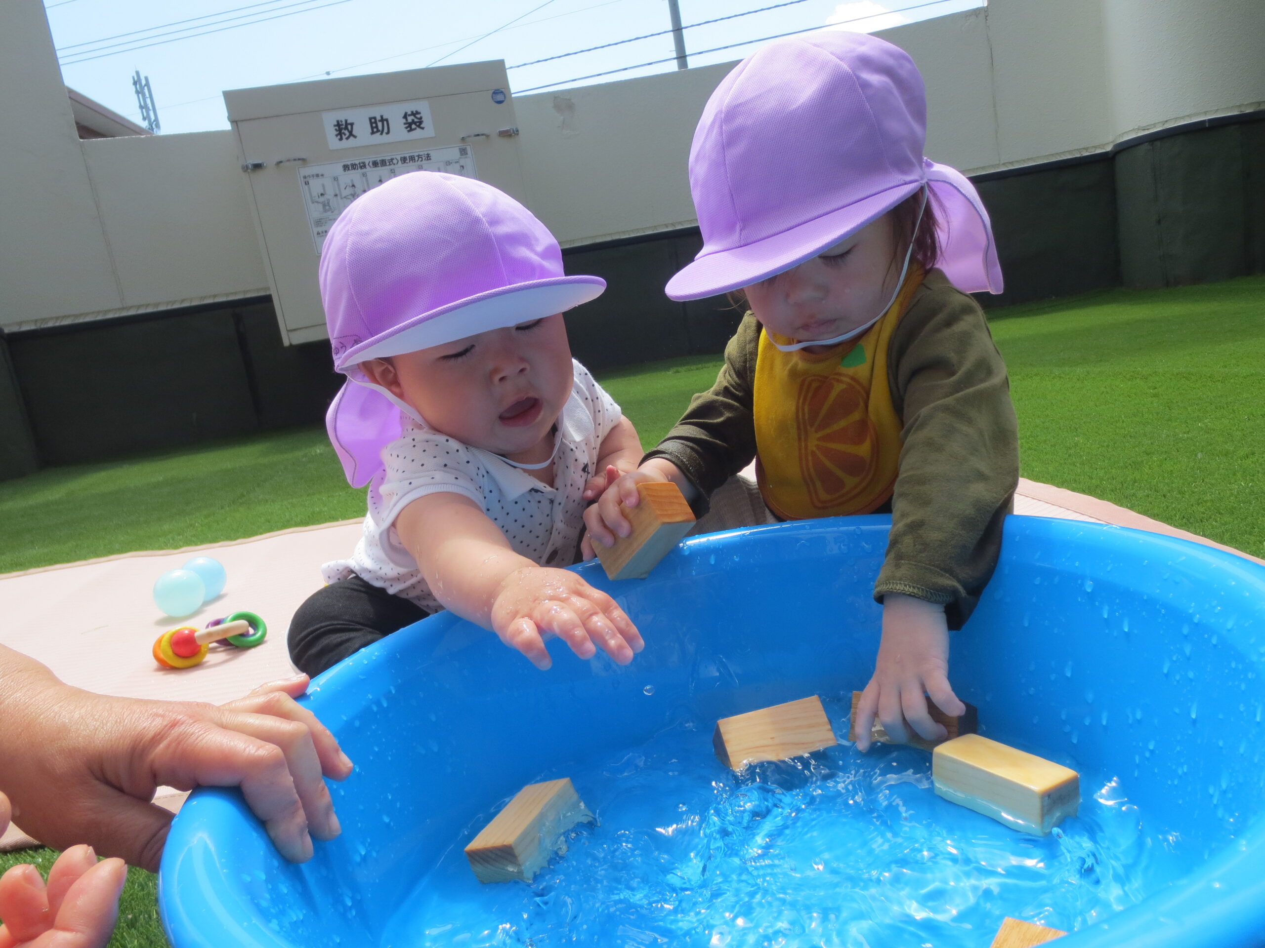南の沢園　どんぐり組の子ども達。木のおもちゃに触れて楽しんだよー