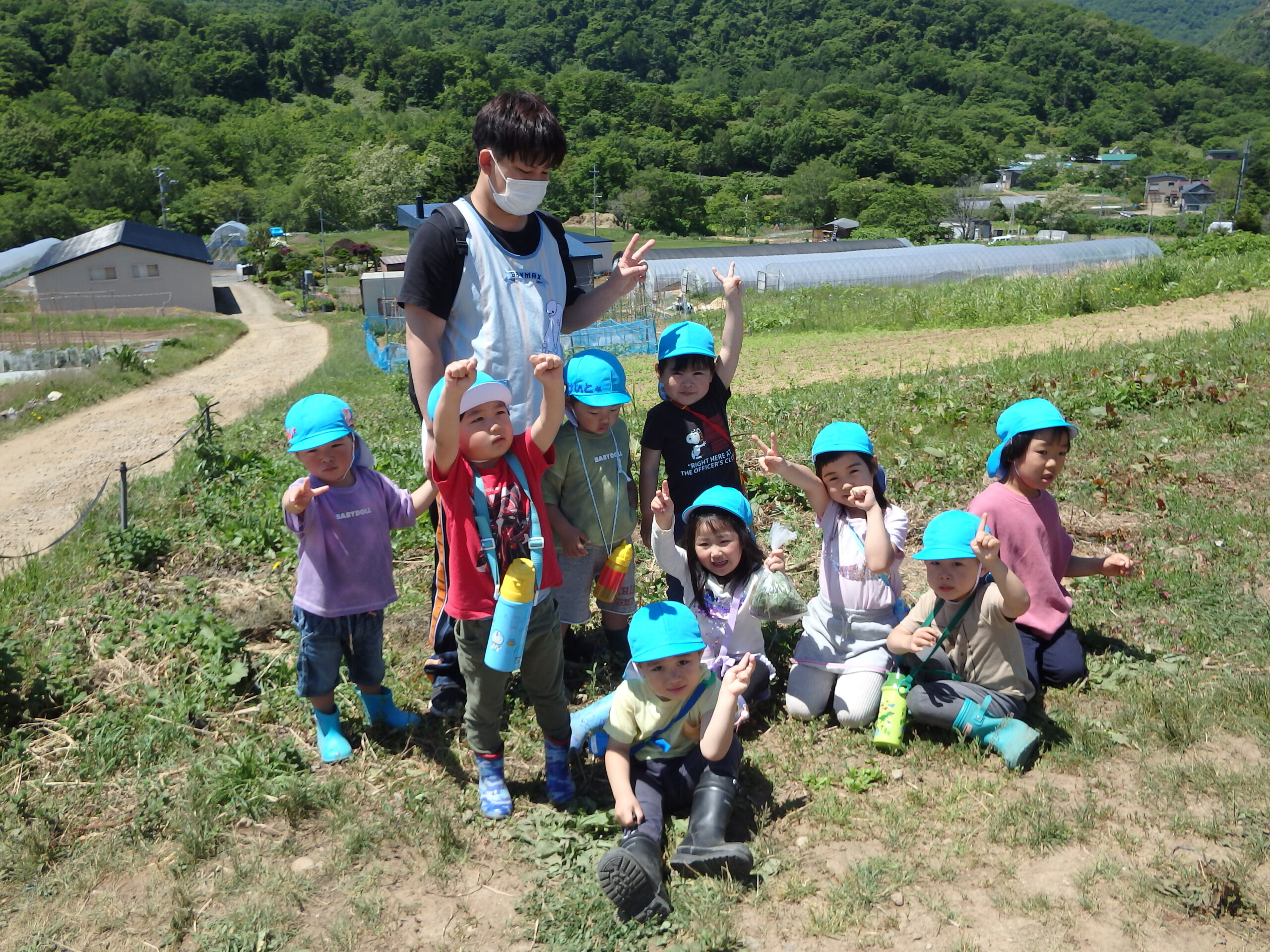 宮の森保育園　畑の草取り頑張ったよ！