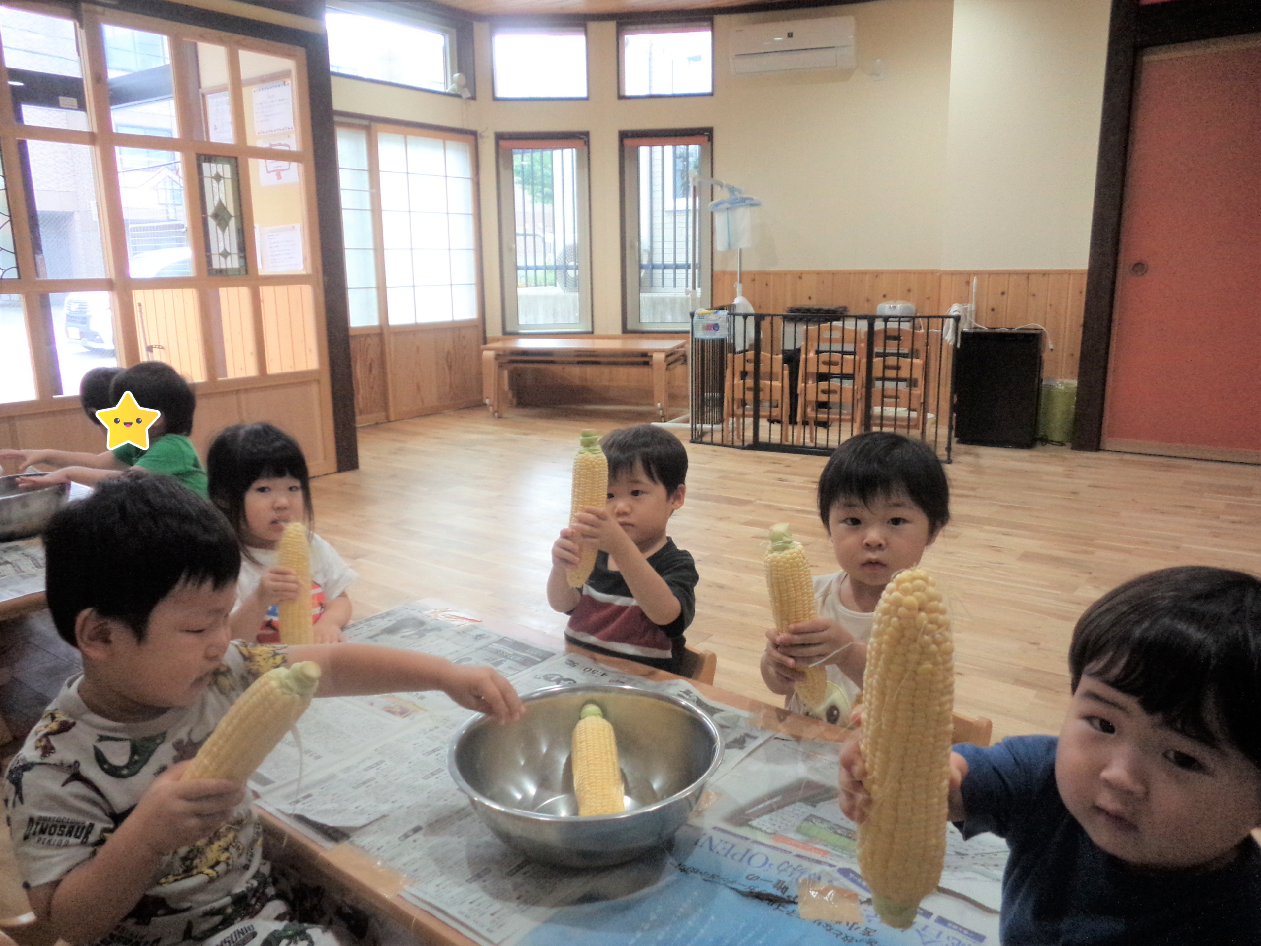 南の沢園　トウモロコシの皮むき