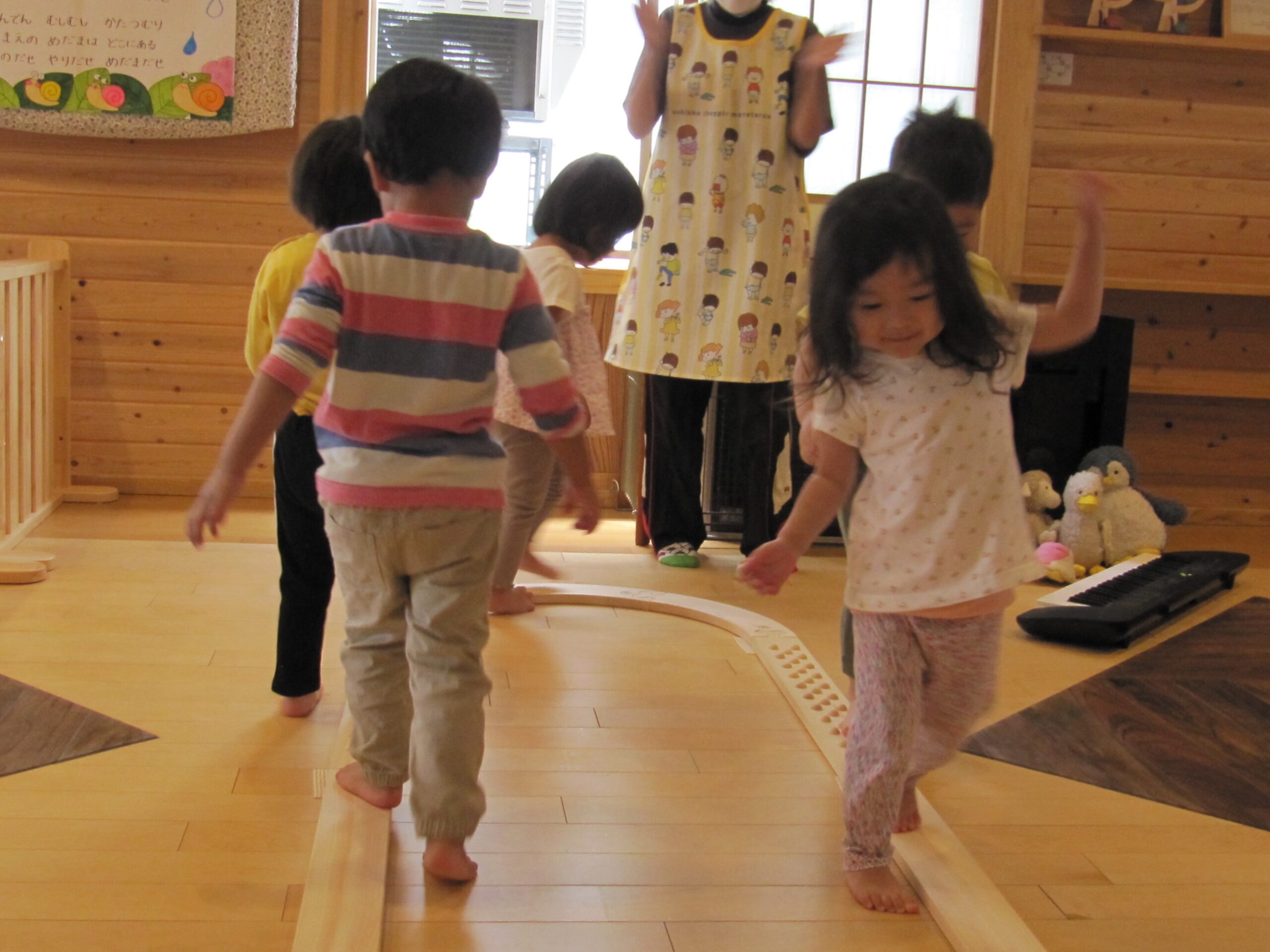 屯田園　２歳児クラス😊ヒノキの平均台遊び
