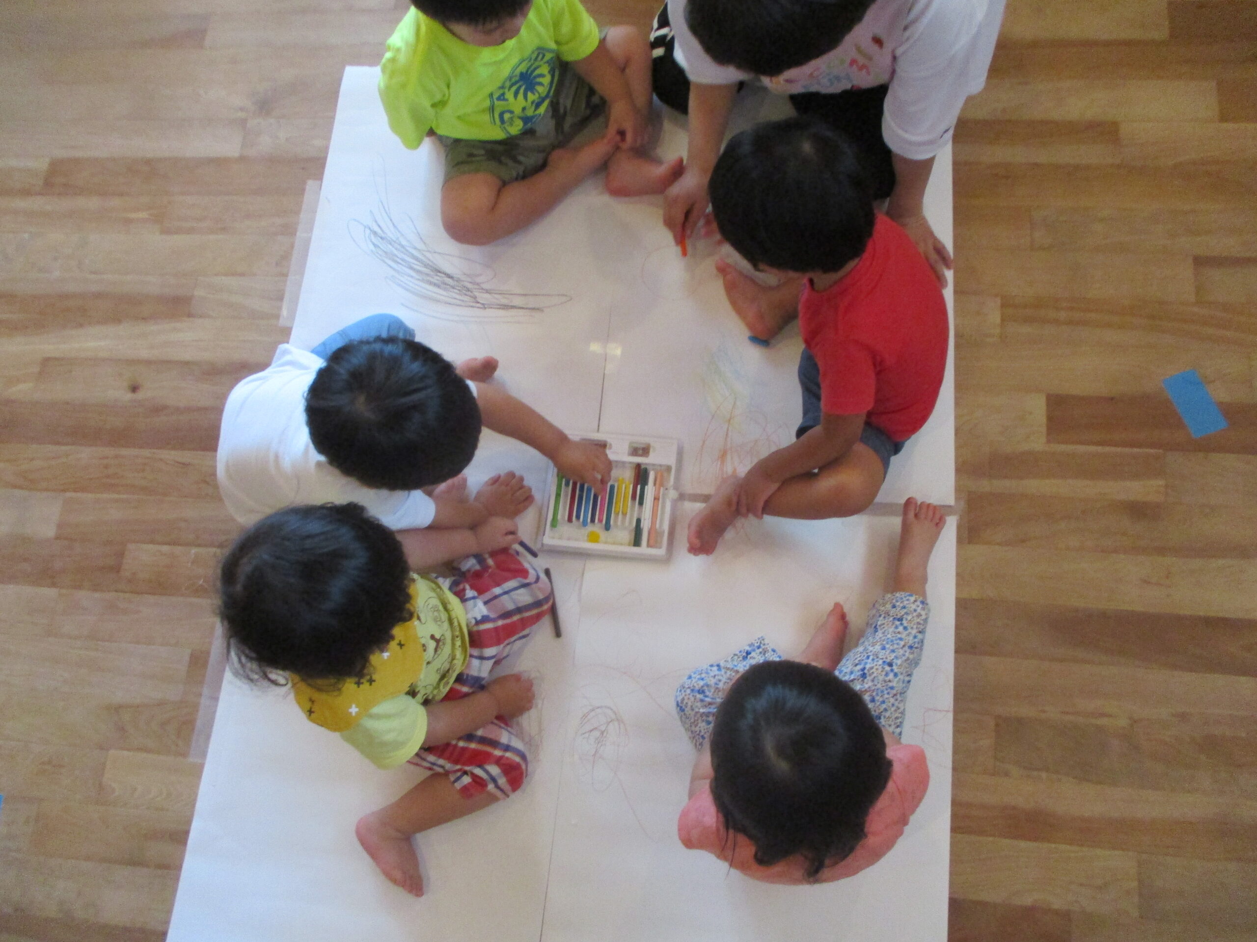 藤野園　お絵描き　シール貼り