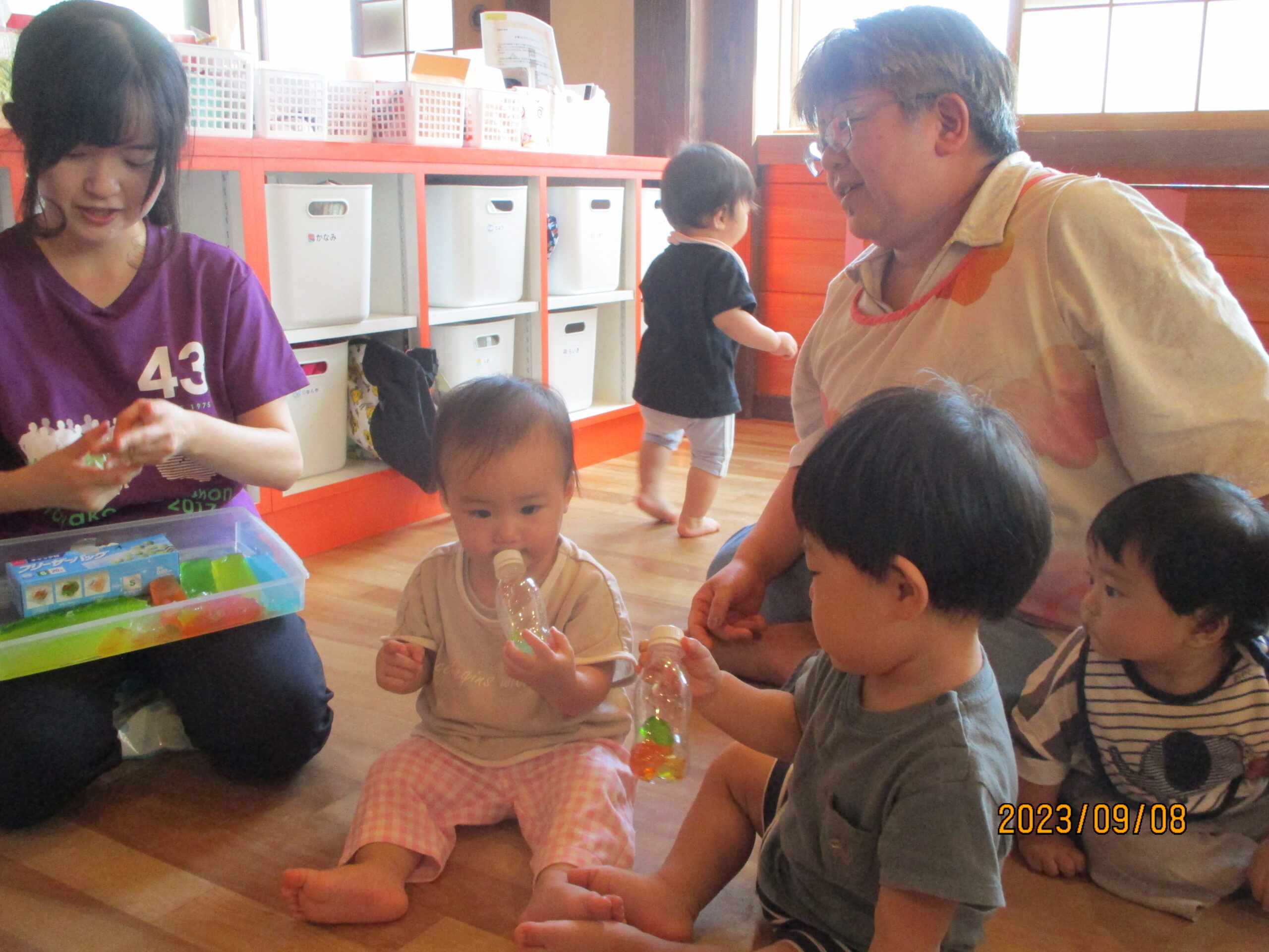 藤野園　どんぐり組　寒天ゼリーの感触を楽しんだよ♪
