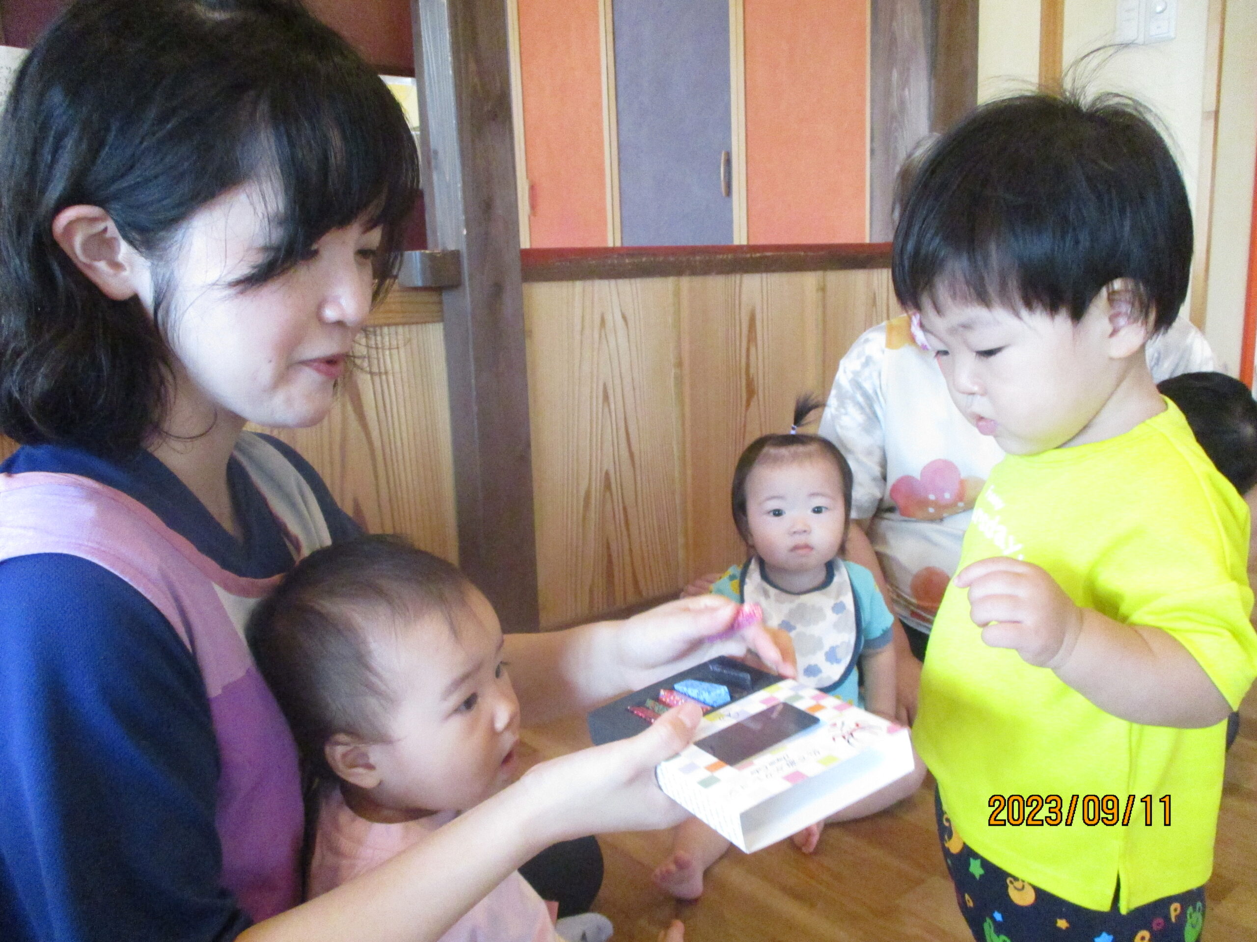 藤野園　どんぐり組　クレヨンに触ってみたよ♪