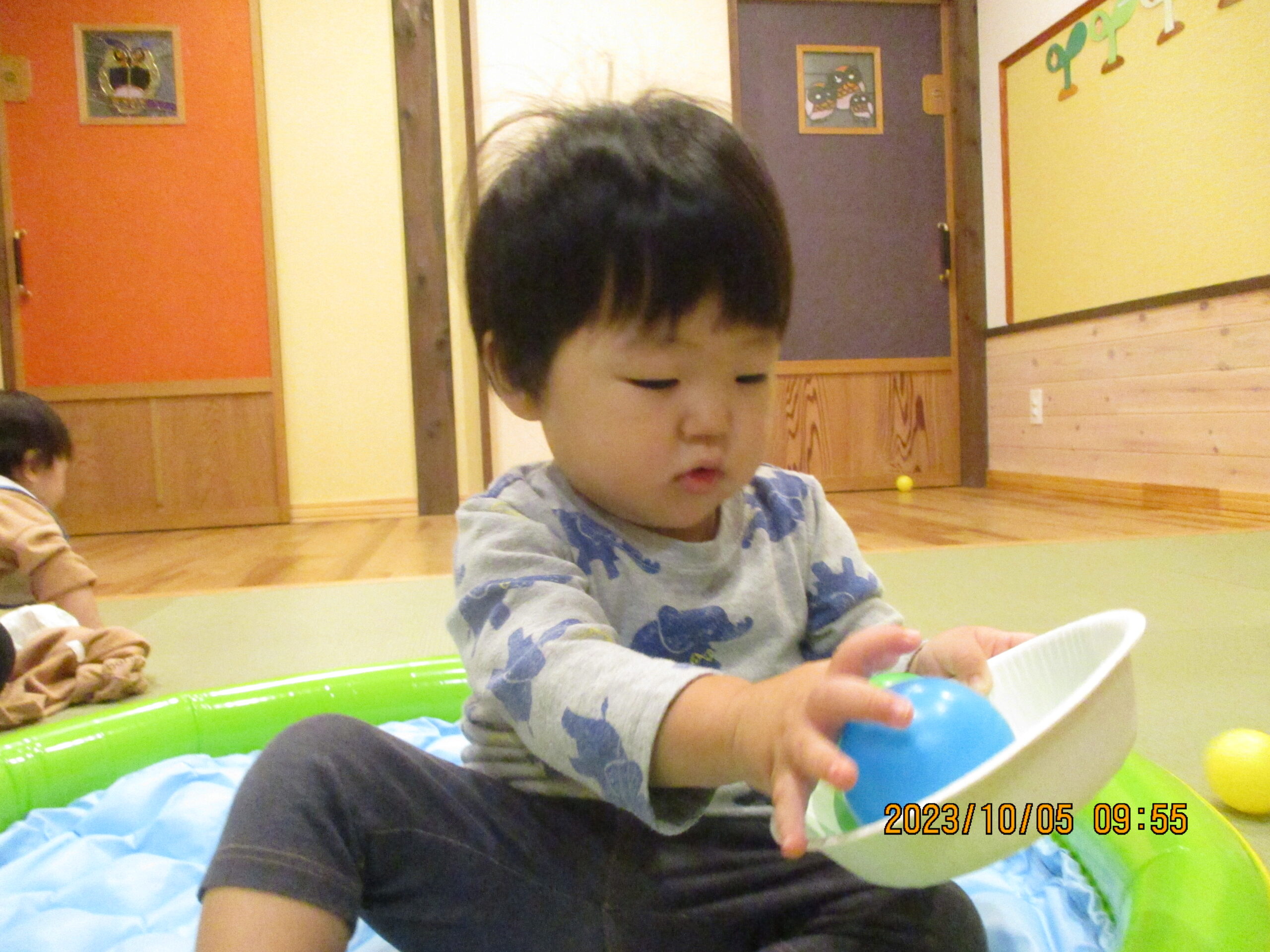 藤野園　どんぐり組　ふわふわ感触気持ちいいね♪