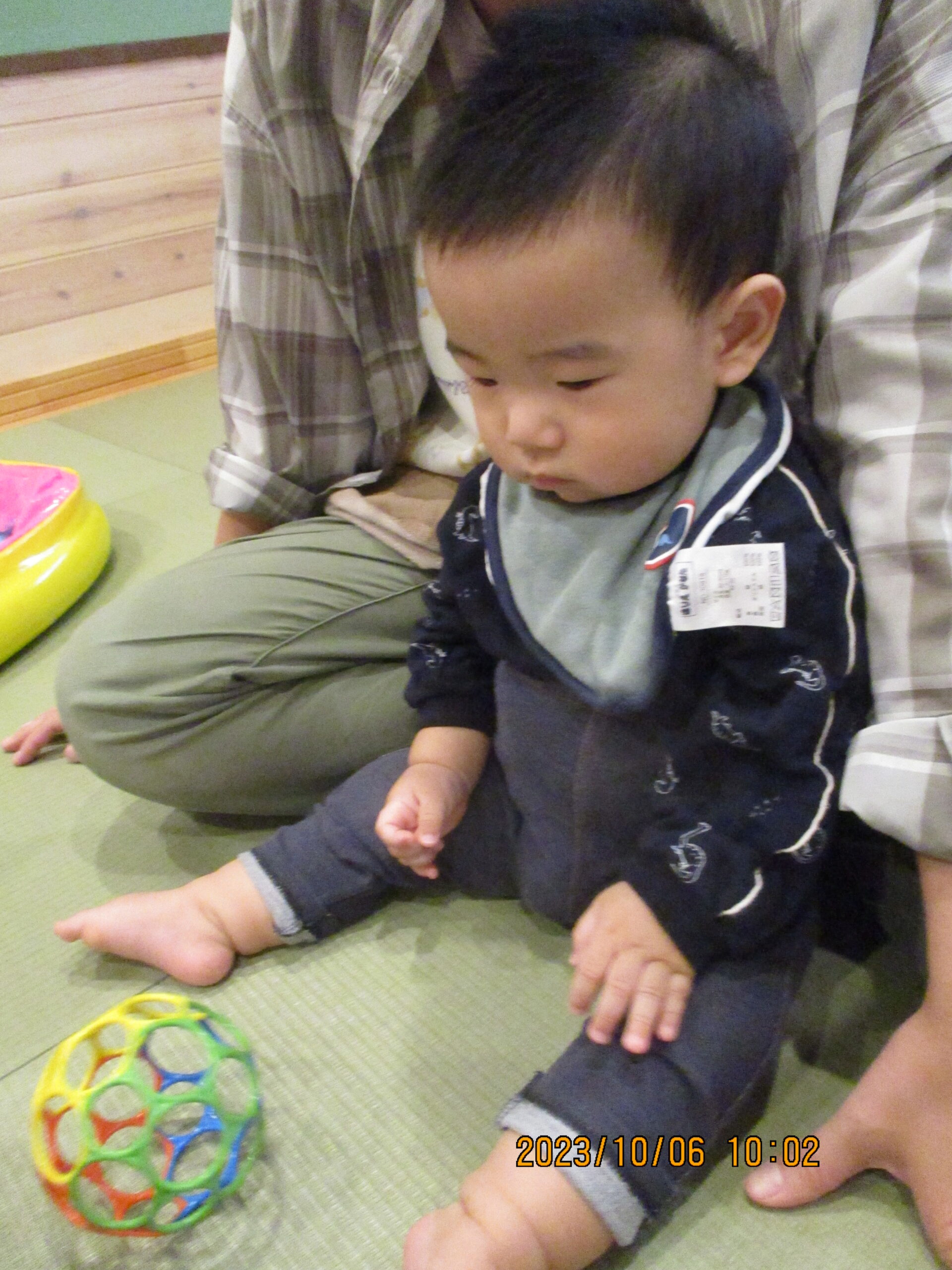 藤野園　どんぐり組　初めての感触不思議だな♪