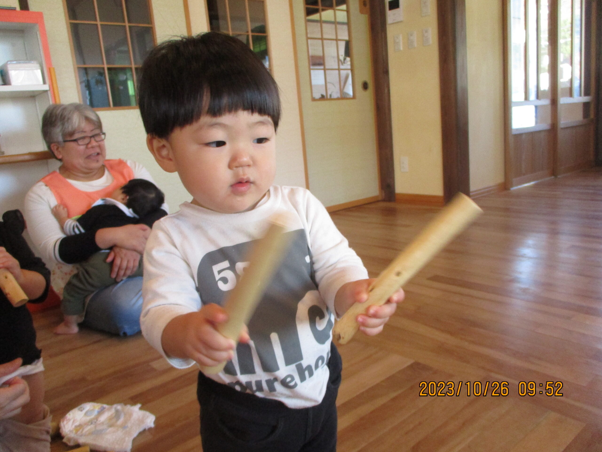 藤野園　どんぐり組　カランコロンと音が鳴りました♪