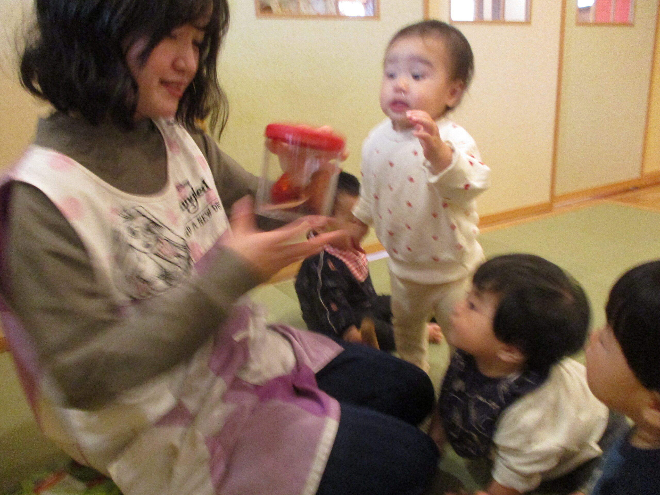 藤野園　どんぐり組　桜の葉っぱに触ったよ！