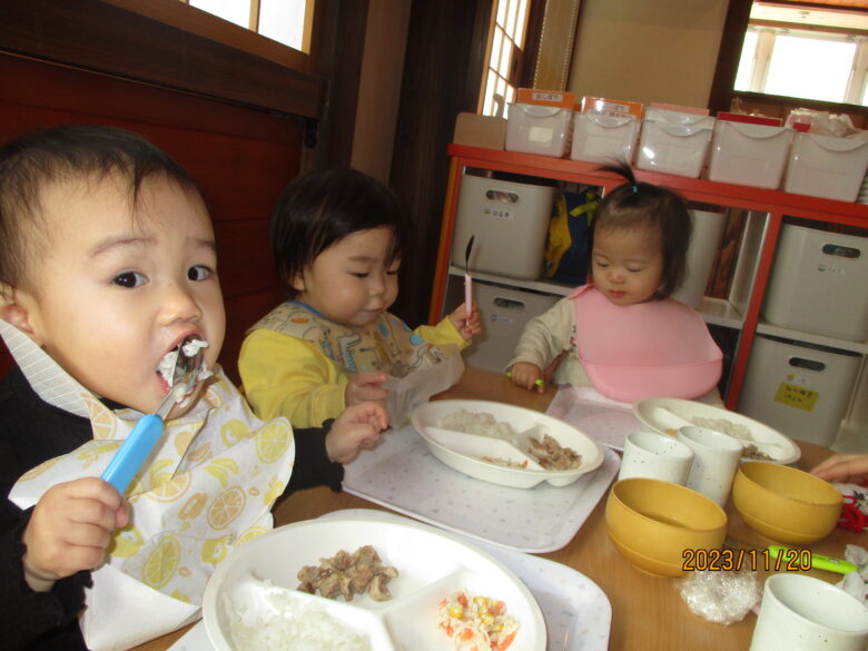 藤野園　どんぐり組　ご飯の時間はワクワクするようです♪