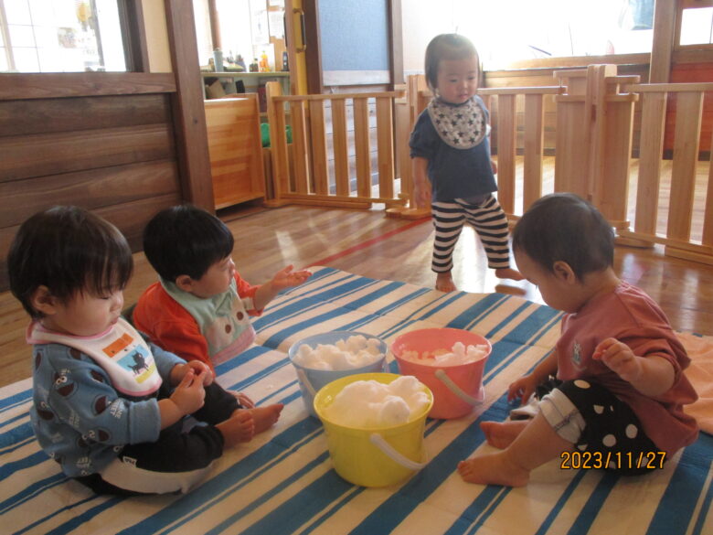 藤野園　室内で雪に触ってみたよ♪