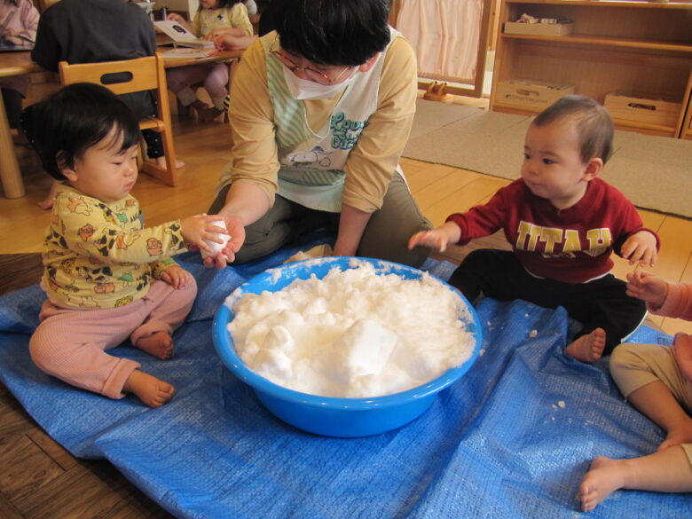 屯田園　０歳児クラス 雪を触って遊びましたよ😊