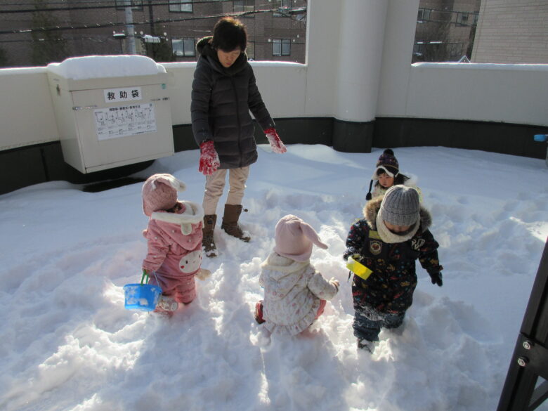 南の沢保育園　くり組雪遊び