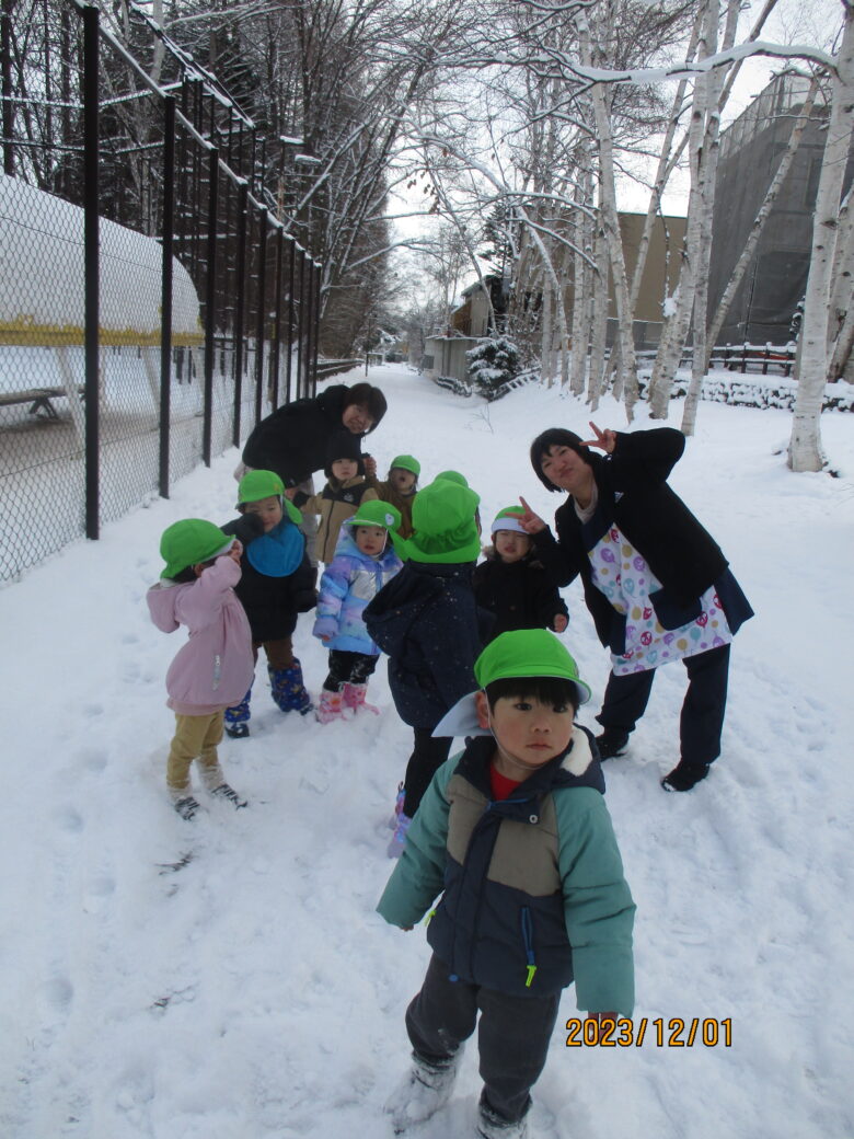 藤野園  くり組くるみ組  雪の上歩いたよ