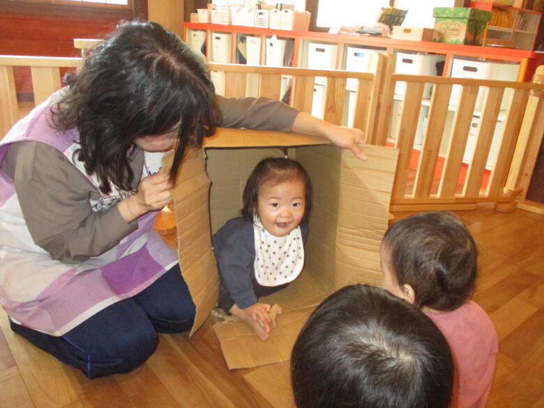 藤野園　どんぐり組　箱の中に入ってみたよ♪