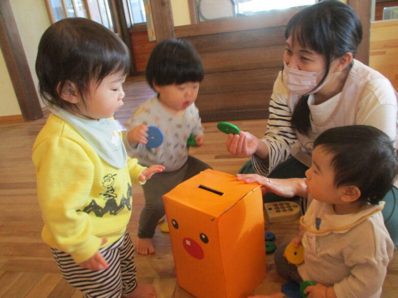 藤野園　どんぐり組　ポストに入れてみたら、音が鳴ったよ♪