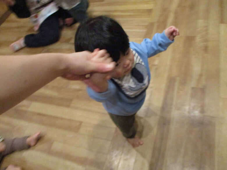 藤野園　どんぐり組　ペタペタ気持ちいいね♪