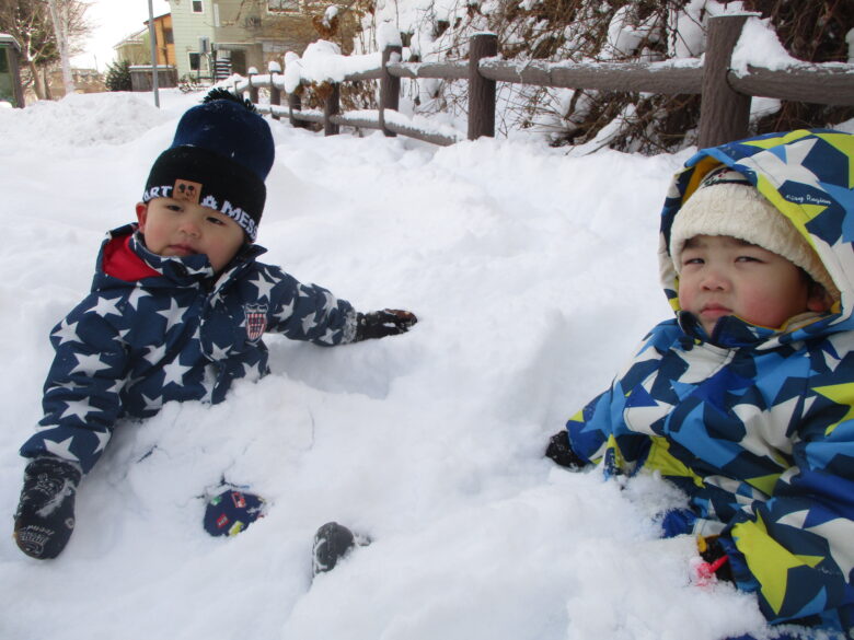 藤野園　くり＆くるみ組　雪の上はふかふかで気持ちいいな♪
