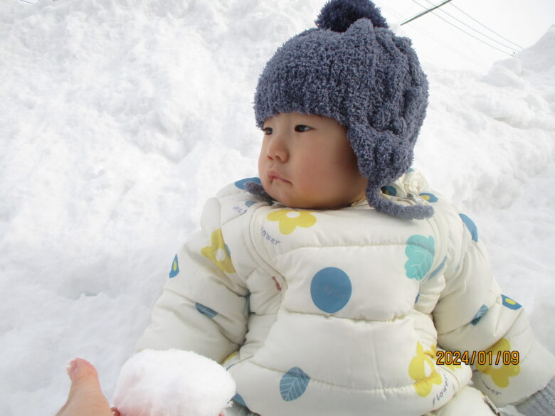 藤野園　どんぐり組　小さな雪山に座ってみたよ♪