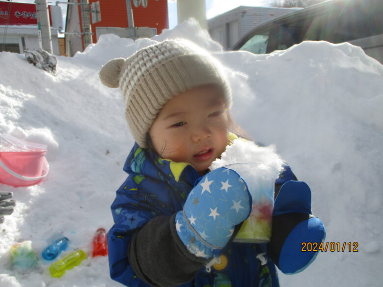 藤野園　どんぐり組　雪に色を付けたよ⛄✨