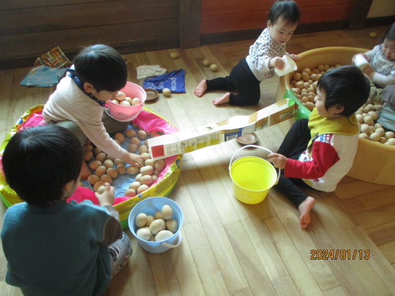 藤野園　卵プールで遊んだよ。
