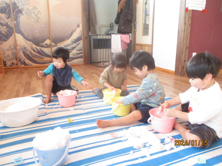 藤野園　くり組くるみ組　雪遊の冷たさが気持ちいいね♪