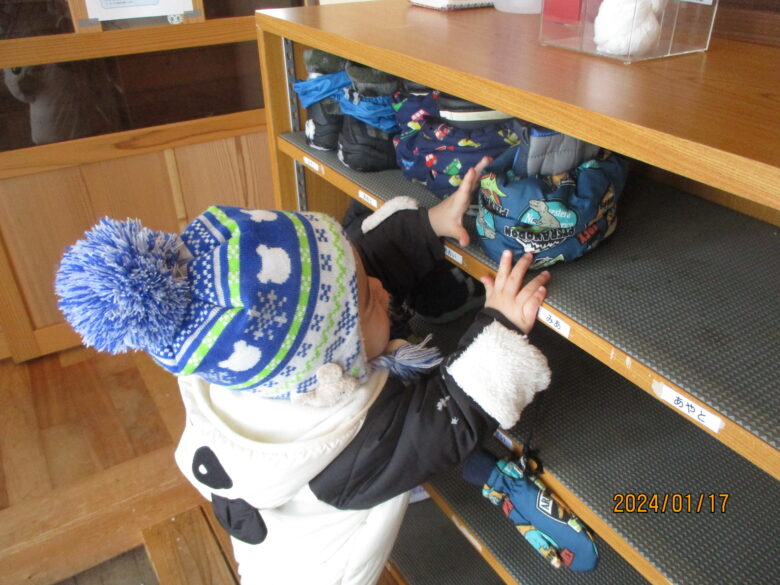 藤野園　どんぐり組　雪の壁に色を付けてみたよ！