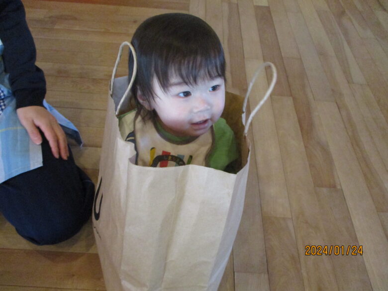 藤野園　どんぐり組 紙袋の音、面白いね！