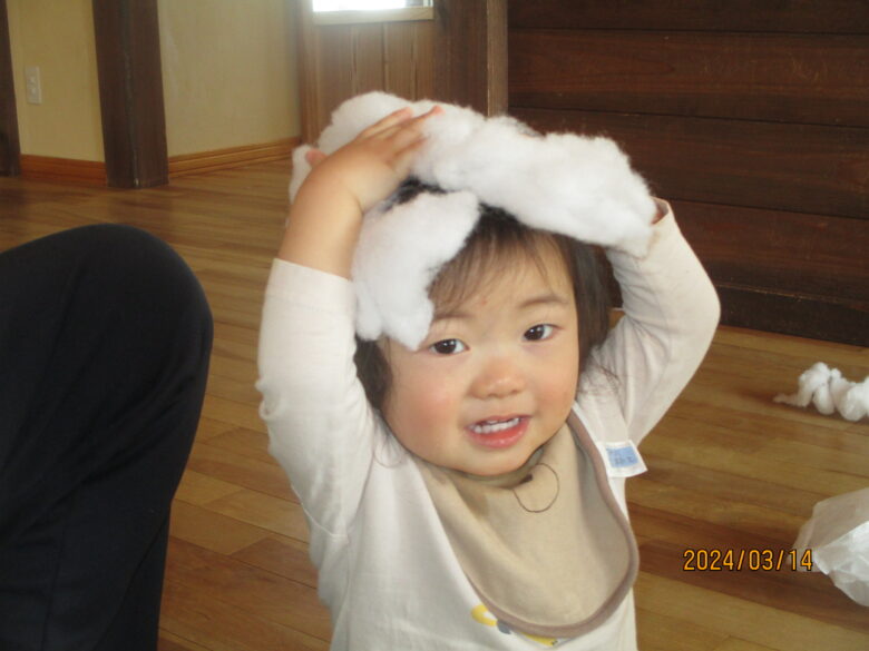 藤野園　どんぐり組　ふわふわの感触、気持ちいいね✨