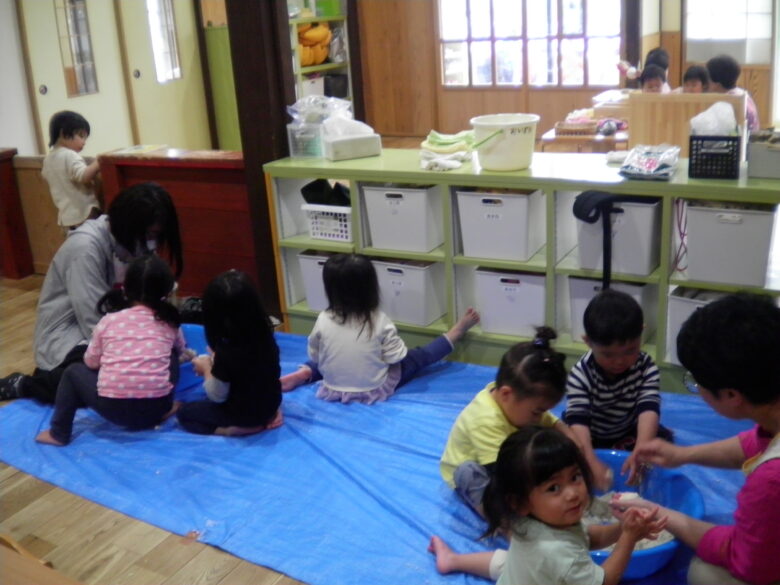 南の沢保育園　パン粉粘土遊び