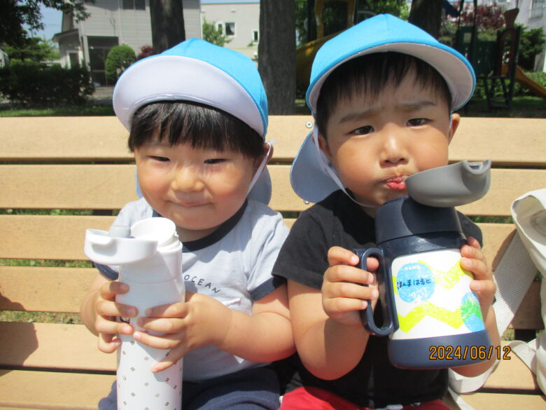 白石園　くるみ組　水筒うれしいな♪