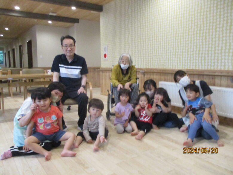 藤野園　くるみ組　新聞玉入れ♪