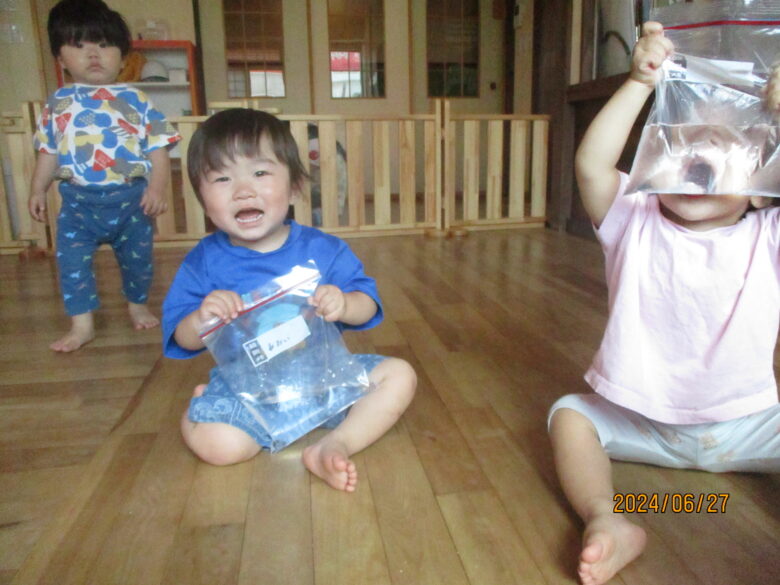 藤野園　くり組　お部屋で水遊びしたよ♪