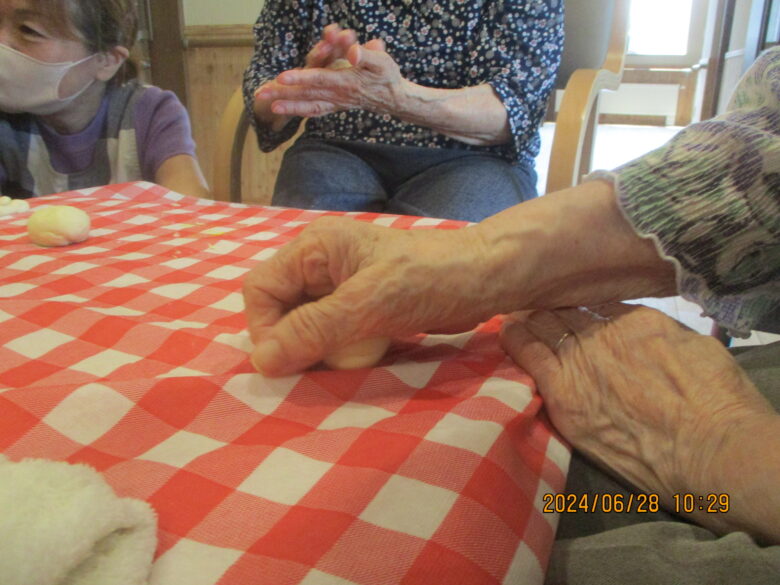 藤野園　くり組　小麦粉粘土で遊んだよ♪