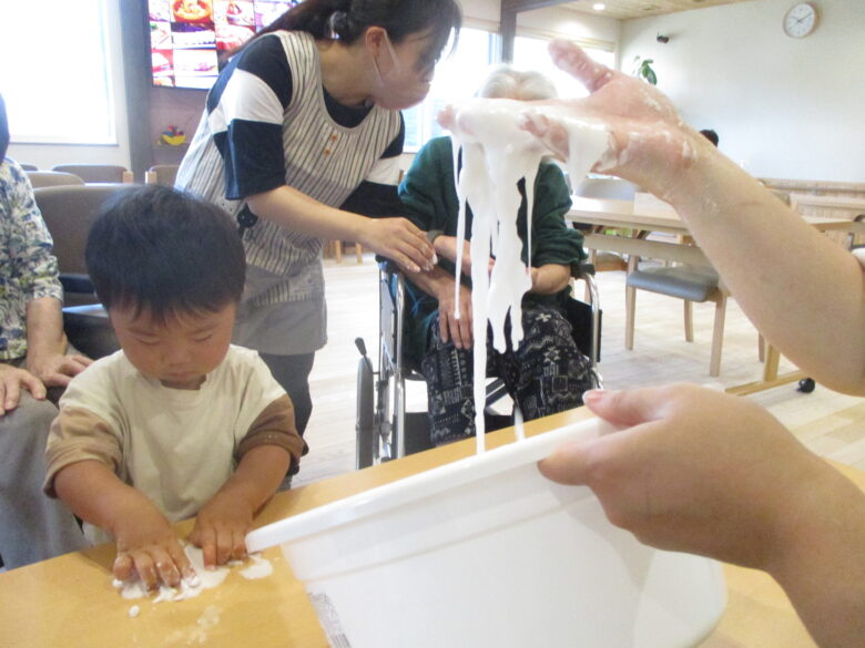 藤野園　くり組　無垢の家　片栗粉遊びをしたよ♪