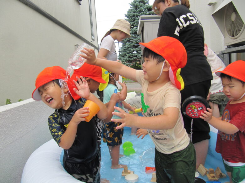 屯田園　　２歳児　屯田・新川交流水遊び