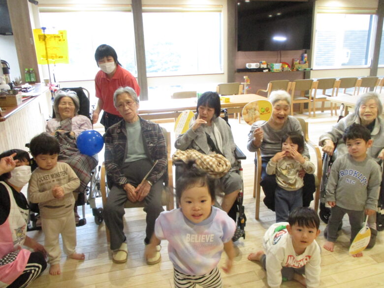 藤野園　くるみ組　無垢の家で風船バレー♪