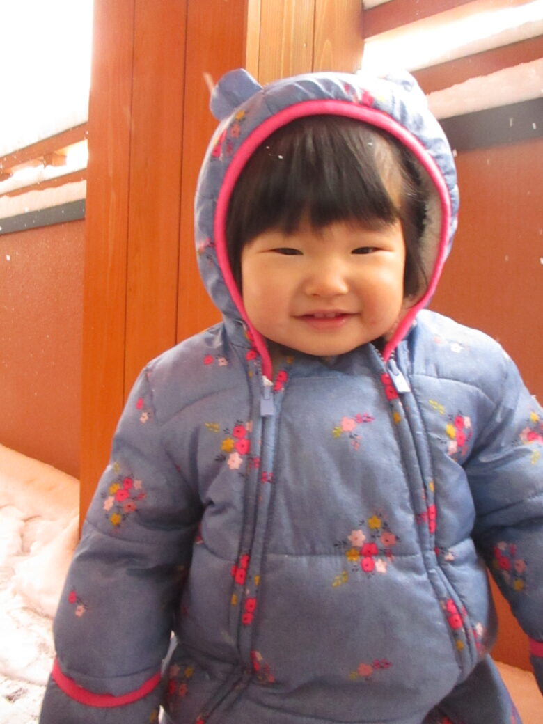 白石園　どんぐり組　ベランダで雪遊び☃️