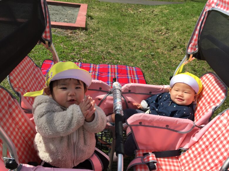 新川園　0歳児　戸外遊び