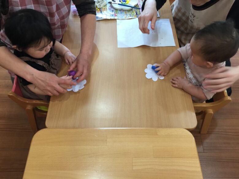 新川園　0歳児　制作風景