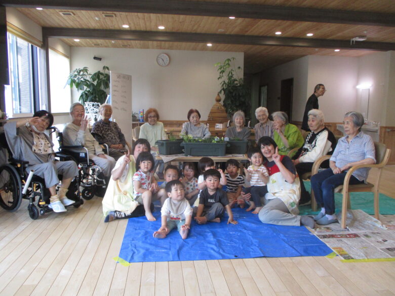 藤野園　幼老レク！　菜園交流♪