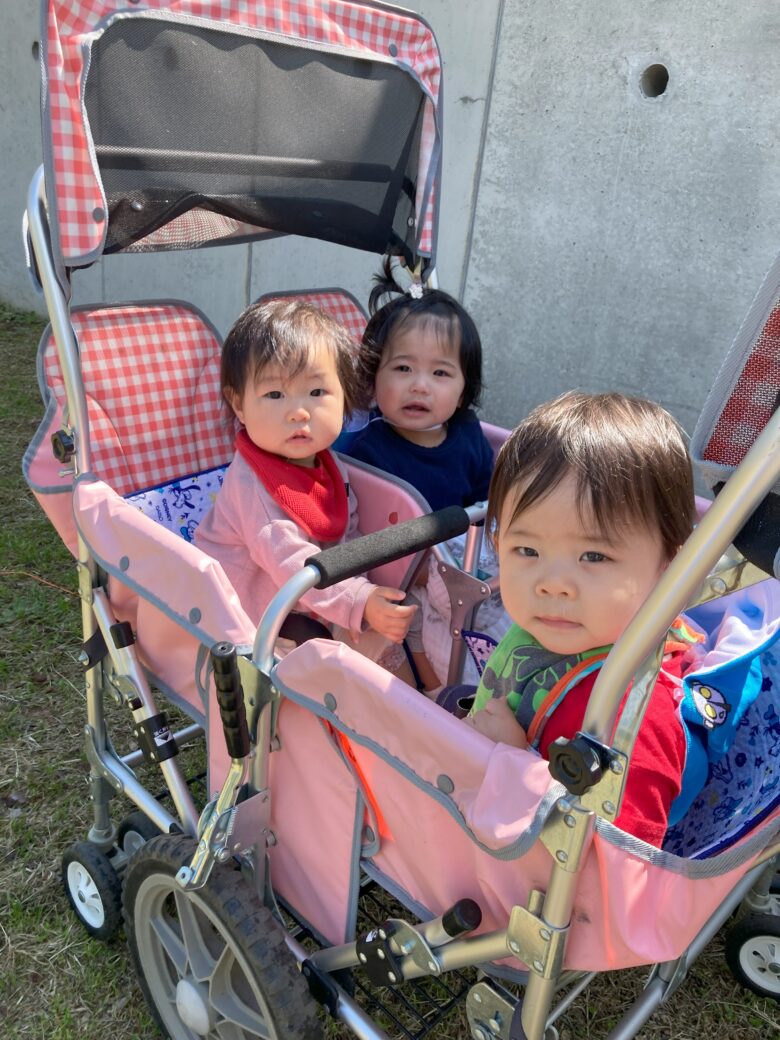 宮の森保育園　どんぐり組　散歩車にのれたよ♡