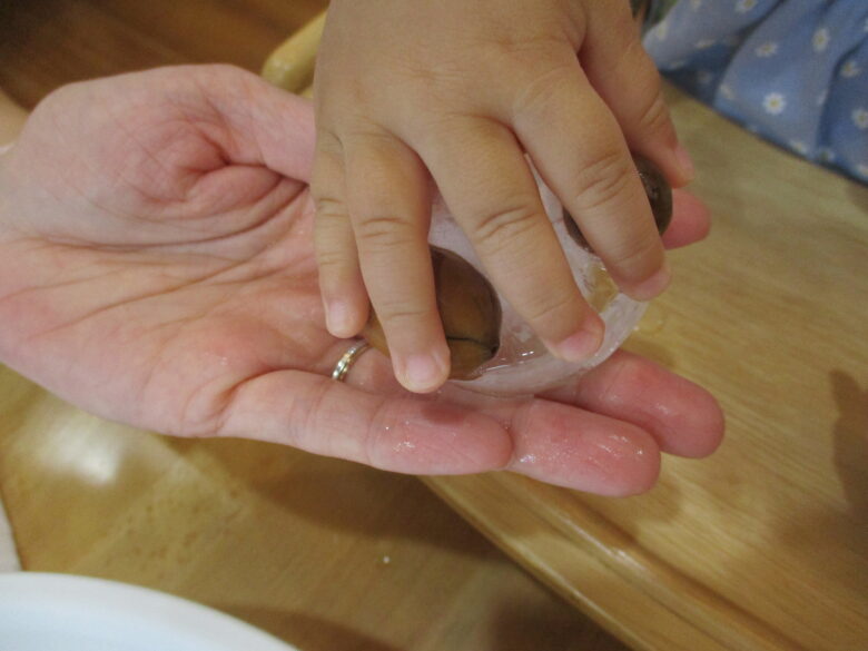 新川園　0歳児 ・1歳児　どんぐり氷あそび