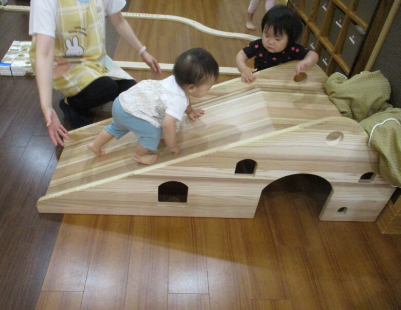 新川園 0歳児 運動あそび
