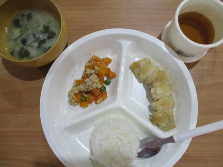 白石園　くるみ組　粘土遊び＆今日の給食😋