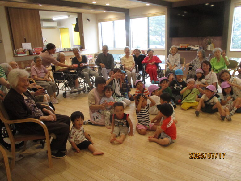 藤野園　幼老レク　サクランボ狩り