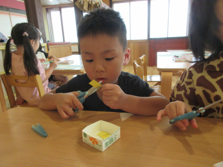 南の沢保育園　ハサミに挑戦✂️