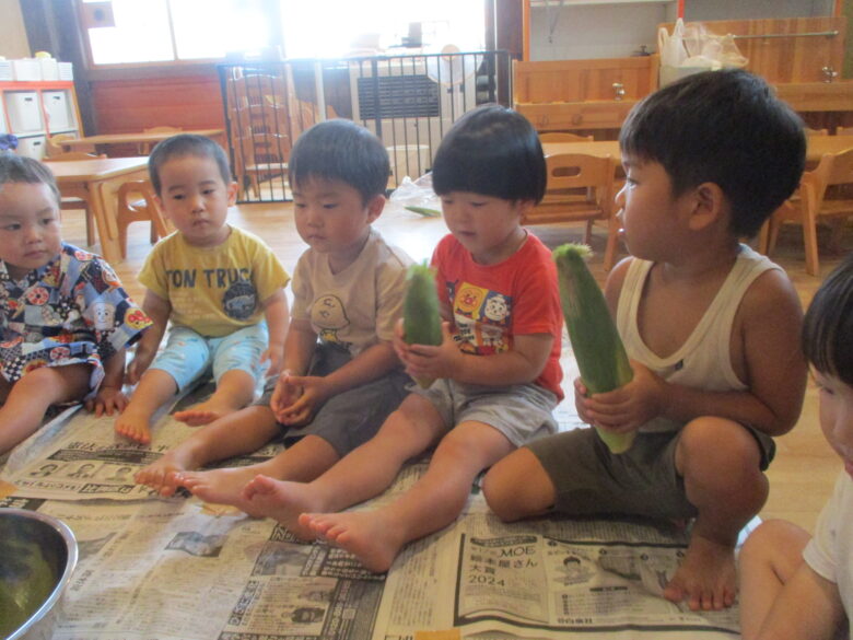 藤野園　とうもろこしの皮むきをしたよ✌