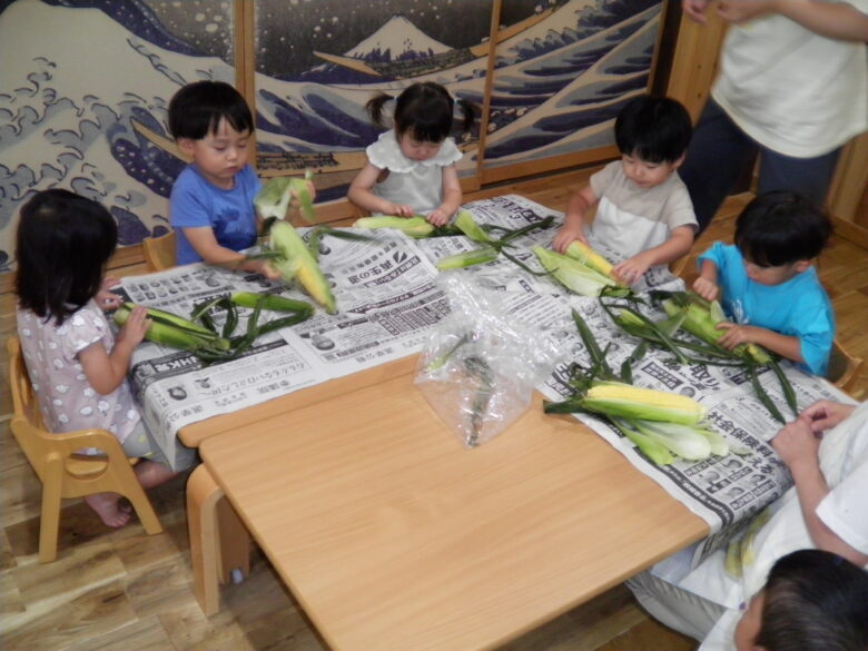南の沢保育園 とうもろこしの皮むき🌽
