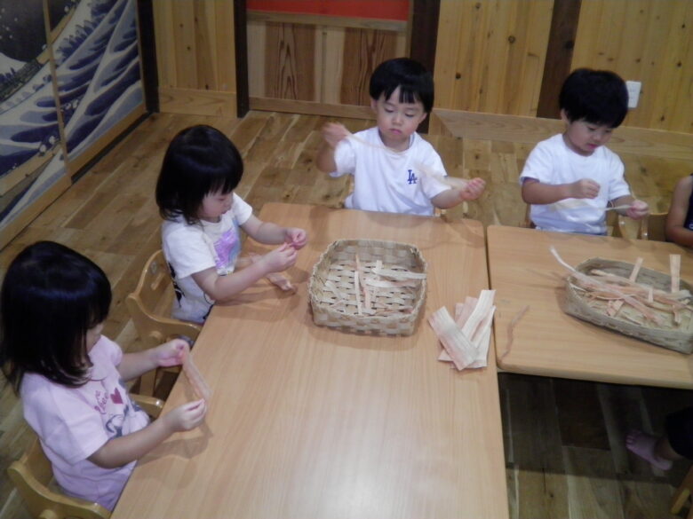 南の沢保育園　カンナ屑でひも通し
