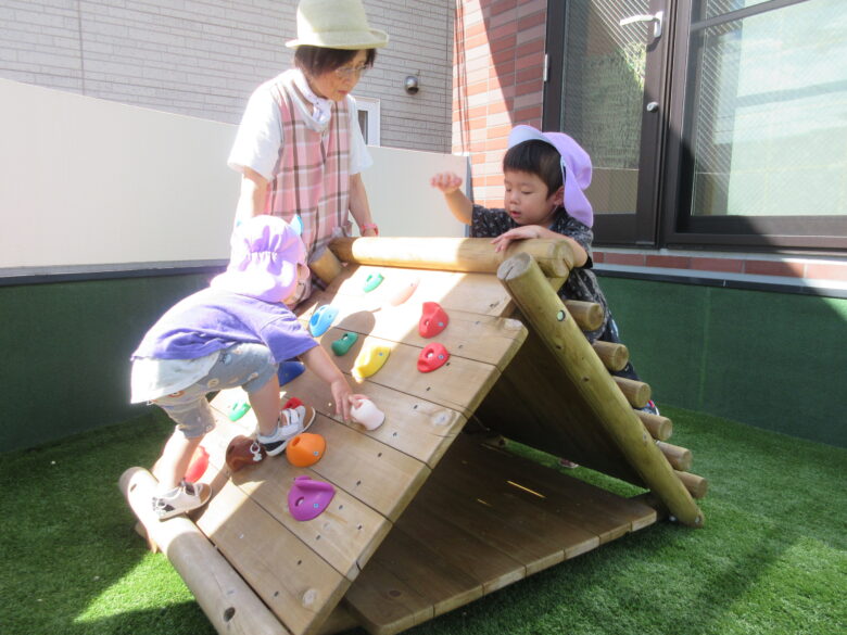 南の沢保育園　テラスで遊んだよ